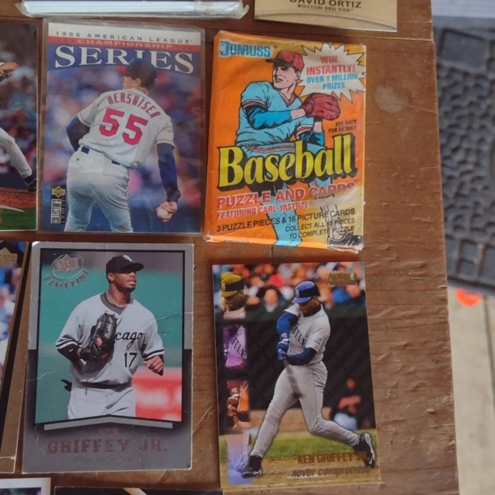 Assorted Baseball Trading Cards Collection - Picture 2 of 5